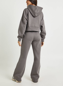 Conjunto de Sudadera Corta Gris Personalizada para Mujer con Pantalones Acampanados, Conjunto Deportivo Athleisure, Venta al por Mayor, Etiqueta Privada, Pedido a Granel - Product Image 4