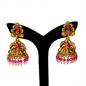 Pendientes Antiguos de Oro Sólido de 22k con Motivo de Lakshmi Hecho a Mano, con Esmeraldas Verdes y Perlas Naturales para Boda - Product Image 1