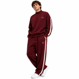 Ensemble de survêtements amples et décontractés avec sweat-shirt à col montant oversize et pantalon de jogging athlétique à empiècements latéraux, en molleton épais personnalisé GSM, couleur bordeaux - Product Image 1