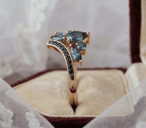 Anillo de Lujo con Diamantes Pavé en Oro de 18k, Gemas Naturales de Alta Calidad, Zafiros Azules y Cuarzo para Dama Elegante - Product Image 2