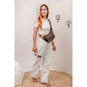 Riñonera unisex de viaje de diseñador de cuero vintage genuino con muchos bolsillos y cremallera más cerca para uso diario - Product Image 1