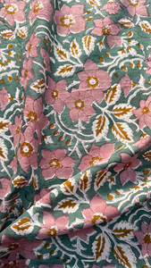 Tela de Algodón Estampada a Mano con Bloques Florales en Verde Salvia y Rosa Pálido por Yarda, Tela Estampada con Bloques Indios para Vestidos y Decoración del Hogar - Product Image 4