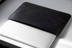 Funda para Portátil de Cuero Genuino de Grano Completo, Moderna, Duradera, Ligera y Portátil, Hecha a Mano para Oficina, Empresarios, Uso Diario y Viajes - Product Image 6