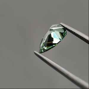 Diamant fantaisie vert vif CVD de laboratoire certifié IGI, taille poire antique, 1,01 carat, pour la création de bijoux, pour les fiançailles. - Product Image 3