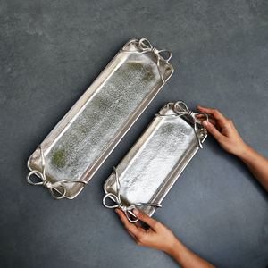 Plateau rectangulaire de luxe en métal argenté pour la vente en gros, plat de service élégant en aluminium texturé avec poignées en forme de nœud pour hôtels - Product Image 3