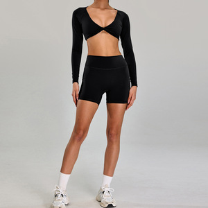 Ensemble de yoga rose deux pièces, haut court à manches longues et col en V profond, short taille haute, sans couture, en spandex et polyester - Product Image 5