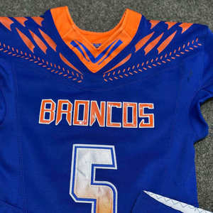 Maillots de football américain personnalisés Premium 2026 en tissu 100 % polyester, col en V, manches courtes, séchage rapide, tenue de football pour l'été - Product Image 3