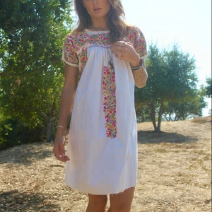 Robe en coton brodée à la main à motifs floraux vintage avec détails en crochet autour du cou et des manches, coupe trapèze, longueur genou, tenue décontractée d'été - Product Image 1