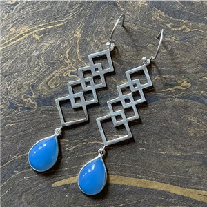 Boucles d'oreilles pendantes longues en calcédoine bleue minimaliste, argent sterling 925 - Bijoux fins tendance, fournisseur en gros - Product Image 2