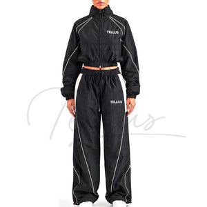 Conjunto deportivo de dos piezas para mujer, estilo streetwear personalizado, cortavientos, largo completo, ligero, de nailon liso. - Product Image 1