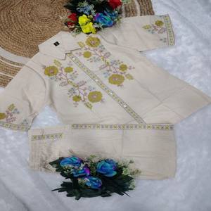 Conjunto Kurti VASTRA COTTAGE de Algodón Khadi Pesado Tejido a Mano con Bordado en la Parte Superior y Parte Inferior Bordada, Ropa Étnica para Mujer - Product Image 1