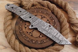 Couteau de cuisine/camping/chasse en acier de Damas, lame droite à pointe clip, entièrement forgé à la main par un forgeron - Product Image 4