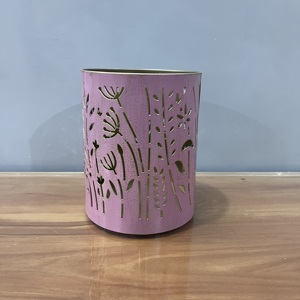 Portavelas cilíndrico de hierro rosa con grabado de patrón floral para decoración del hogar - Product Image 4