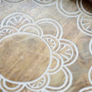 Plateau rond en bois naturel le plus vendu plateau de service en bois de manguier de qualité alimentaire avec poignées en métal pour le service et l'utilisation polyvalente - Product Image 4