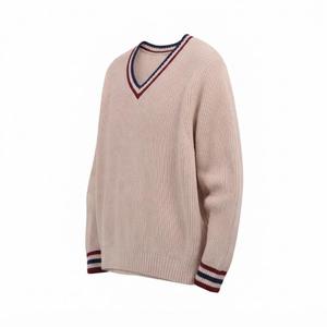 Pull en maille côtelée beige à col en V avec bordure rayée rouge marine, épaules tombantes, coupe ample décontractée, en acrylique et laine, pour homme - Product Image 2