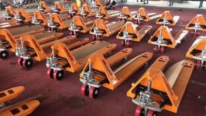 Chariot à palettes manuel ergonomique de 2,5 tonnes - Châssis en acier robuste avec pompe allemande pour une utilisation sécurisée - Product Image 3