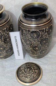Elegante Urna Negra y Dorada de Latón - Urnas Funerarias para Adultos con Grabado a Mano Detallado - Artículos Conmemorativos Funerarios Grandes de Alta Calidad - Product Image 2