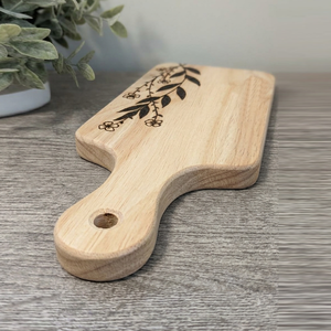 Hermosa tabla de cortar de madera con delicado diseño floral de ramas de flores silvestres quemadas a mano y asa integrada para colgar. - Product Image 4