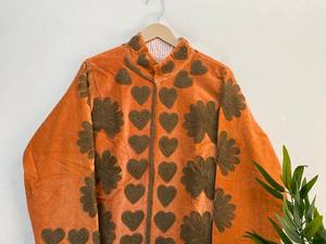 Chaqueta Acolchada de Terciopelo Estilo Vintage Suzani – Abrigo Acolchado Hecho a Mano con Diseño de Corazones y Flores. - Product Image 2