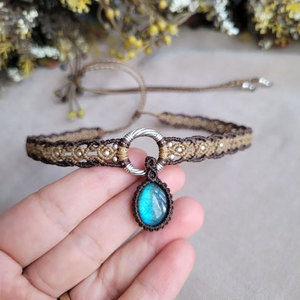 Pulsera de Macramé con Labradorita, Gema Ovalada con Destello Azul, Cordón Marrón, Cuentas de Perlas, Joyería Boho Hecha a Mano - Product Image 3