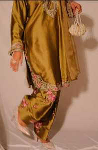 Ensemble de luxe Farshi Salwar 3 pièces très demandé avec Kurti brodé et Dupatta pour l'Aïd, Diwali et les événements nuptiaux - Product Image 2