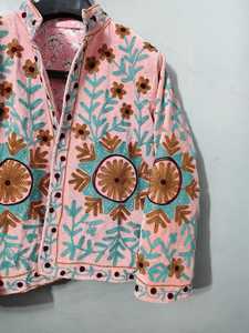 Veste Suzani en velours rose faite à la main, artisanat intemporel et couleurs éclatantes, style bohème, broderie florale, manteau tendance pour femme - Product Image 4
