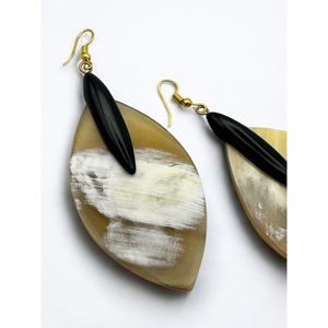 Boucles d'oreilles contemporaines faites à la main en corne de buffle, polies naturellement, légères, bijoux de mode bohème pour femmes et filles - Product Image 2