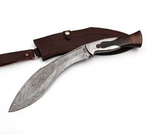 Cuchillo de exterior hecho a mano con acero de Damasco, hoja curvada hacia adelante, mango de madera de nogal y funda de cuero. - Product Image 1