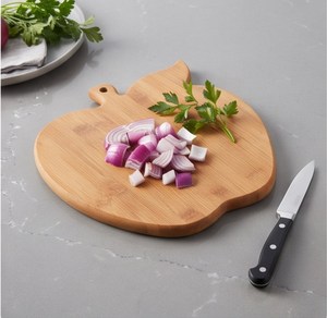 Tabla de cortar de bambú con forma de manzana, bloque de corte con orificio para colgar, diseño sostenible - Product Image 3
