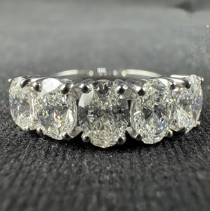 Anillo de Diamantes Cultivados en Laboratorio de Corte Ovalado de 2.00CTW en Oro Blanco de 8k, Certificado por IGI, Anillo de Bodas de Cinco Piedras - Product Image 6