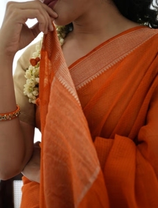 Sari Tradicional KV Deepa Naranja de Seda, Algodón y Viscosa Tejida con Blusa Sin Coser para Fiesta - Product Image 5