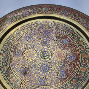 Plateau rond en laiton peint à la main avec motifs floraux multicolores en émail – Plaque métallique indo-persane artisanale - Product Image 4