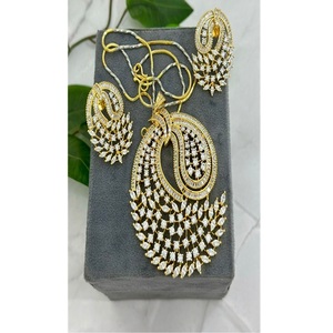 Elegante Conjunto de Collar con Colgante de Doble Tono Chapado en Oro y Pendientes con Piedras de Zirconia, Joyería Moderna para Mujer para Fiestas - Product Image 2