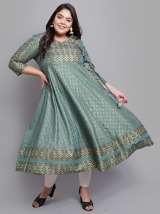 Kurti Anarkali de rayón con estampado floral verde para la colección de tallas grandes para mujer, con cuello en V y mangas tres cuartos. - Product Image 3