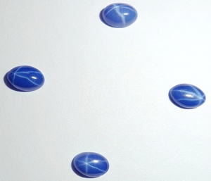 Saphir bleu étoilé ovale 4x6 mm 0,5 carat, cabochon poli créé en laboratoire avec effet étoile à 6 branches pour la fabrication de bijoux - Product Image 6