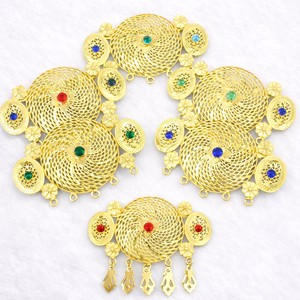 MOLL JEWELLERS - Perlas Elegantes de Moda con Brillo, Hechas a Mano, de Aleación Chapada en Oro Vintage, Ecológicas, Resistentes al Agua y con Protección Solar - Product Image 3