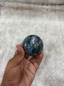 ลูกแก้วอาเกตลายลูกไม้สีครีมส้มและสีเทา พร้อมลวดลายเส้นโค้งที่ซับซ้อน ขัดเงาเป็นรูปทรงกลมและมีเอกลักษณ์เฉพาะตัว - Product Image 3