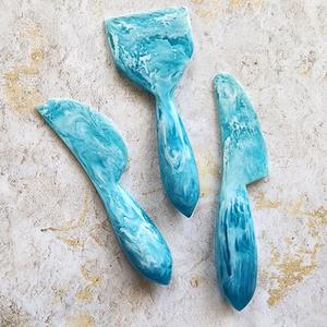 มีดชีสเรซิ่นลายหินอ่อนสีฟ้าอมน้ำเงิน มีดปาดชีสเรซิ่นลายหินอ่อนสีชมพูอ่อน ทำด้วยมือ ใช้สำหรับเสิร์ฟเนยและแยม - Product Image 4