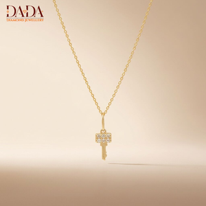 Collier pendentif clé personnalisé avec pierres pavées, bijou raffiné pour femme, cadeau personnalisé - Product Image 1