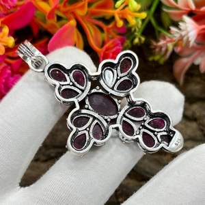 Colgante de Cruz de Plata de Ley con Granate Rojo, Joyería Artesanal con Piedras Preciosas, Diseño Único y Elegante, Certificado IGI, Regalo para Mujer - Product Image 6
