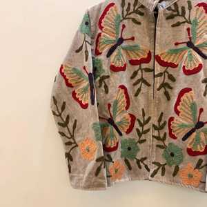Chaqueta de terciopelo Suzani de lujo hecha a mano con bordado de mariposas, abrigo bohemio llamativo para festivales, blazer con toque artístico. - Product Image 3