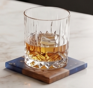 Posavasos Cuadrados de Resina y Madera con Diseño Azul y Dorado, Hechos a Mano con Madera de Nogal, Diseño Único, Perfectos para el Hogar, Café, Té, Vino, Regalos, Comedor - Product Image 3