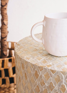 Colección Elegante: Taburete Cilíndrico Blanco con Diseño Floral, Adorno Decorativo de Capiz, Muebles y Accesorios para el Hogar - Product Image 3