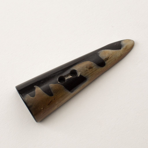 Botón de cuerno natural para abrigos, chaquetas y duffles, de cuero PU de base plana con elegante decoración de logotipo metálico para DIY en zapatos y sombreros. - Product Image 1