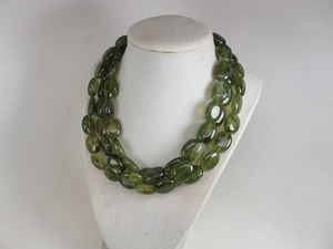 Collier moderne en résine fait main pour femme, pendentif bouclier tendance, chaîne de perles décontractée pour soirée, cadeau parfait pour un anniversaire, idéal pour toutes les tenues - Product Image 2