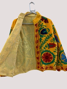 Veste en velours brodée Suzani faite à la main pour femmes, manteau d'hiver bohème de luxe, vêtement d'extérieur court traditionnel ethnique à fleurs - Product Image 2
