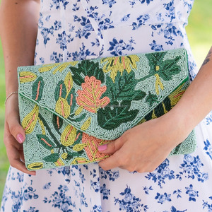 กระเป๋าคลัทช์ผ้าไหมสีเขียวมิ้นท์ประดับลูกปัด ทนทาน พกพาสะดวก พับได้ ปิดด้วยแม่เหล็ก สำหรับผู้หญิง ขนาดสั่งทำได้ ลายใบไม้สีเหลือง สไตล์โบโฮ - Product Image 4