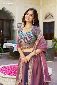 ชุดเลเฮนกา-โชลีและผ้าคลุมไหล่แบบใหม่ล่าสุด ผ้าจอร์เจตต์ปักลายด้วยดิ้นและด้าย พร้อมจำหน่ายราคาส่ง - Product Image 2