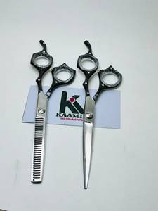 Tijeras de Barbero Profesionales KAAMIR INSTRUMENTS KI-BS-524 con Logotipo Personalizado, 4.5 Pulgadas, para Diestros, Mango Mediano, 32 Dientes, Acero 9CR13 - Product Image 5