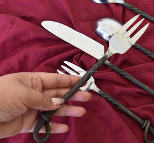 Ensembles de couverts médiévaux forgés à la main meilleure vente pour ustensiles de cuisine nouveaux couverts en métal cuillère et fourchette ensemble de couverts forgés à la main - Product Image 2